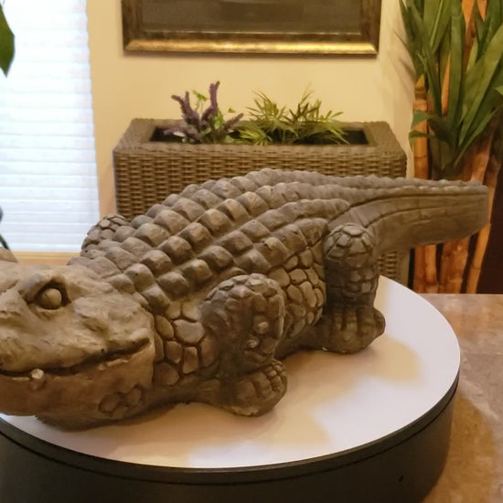 Auction for sale alligator statue
