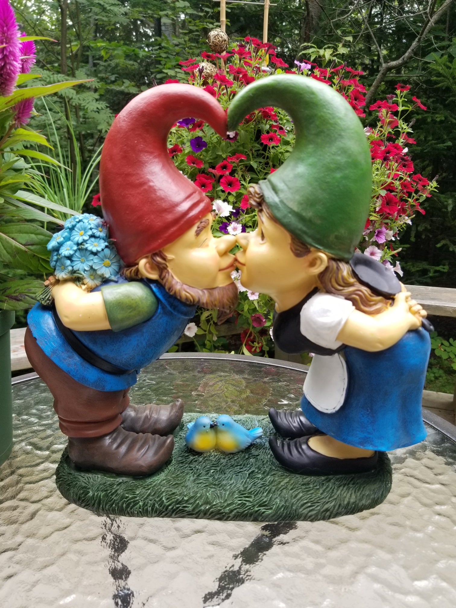 kissing duo gnome statue for sale